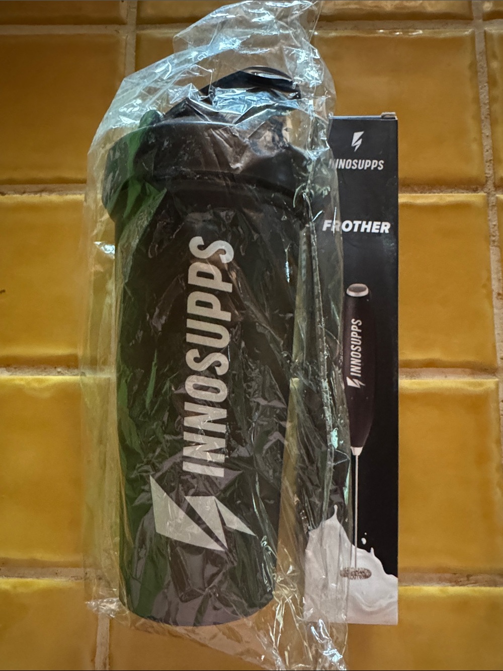 Innosupps black Shaker Bottle - 20oz & frother - Picture 4 of 4